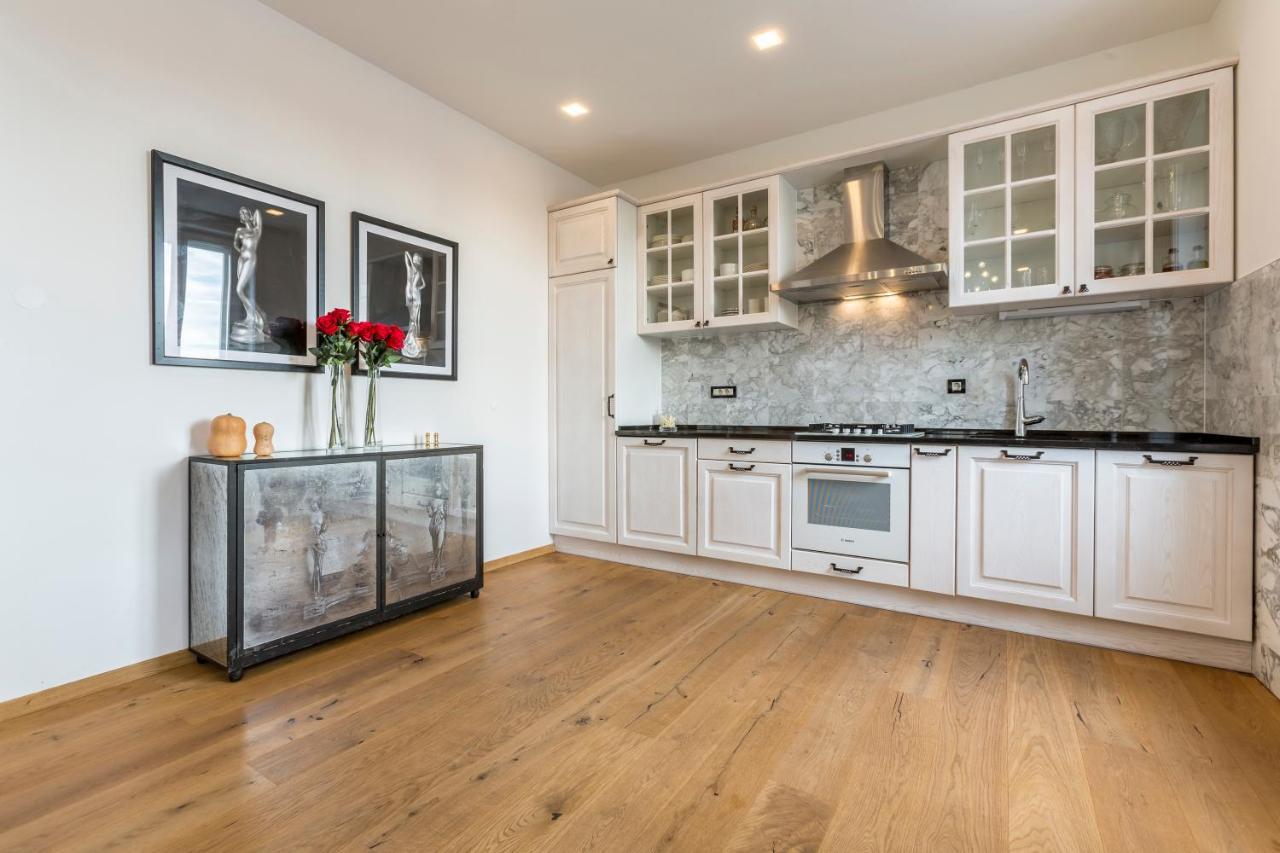 Queen Apartment Split Bagian luar foto