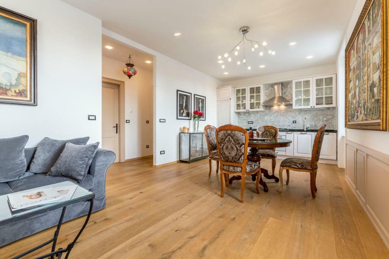 Queen Apartment Split Bagian luar foto
